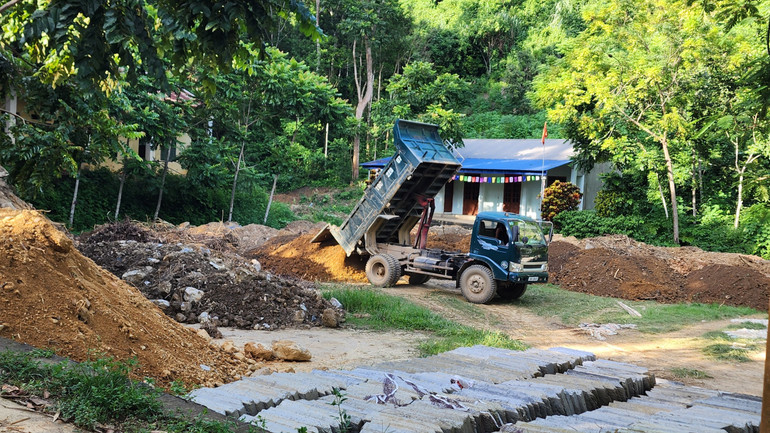 Việc đổ đất, đá, cát sỏi, vật liệu xây dựng dư thừa cần tuân thủ các quy định của pháp luật. z5649061155944-26b34edd246efb540fa1b7a6da0cc18c.jpg