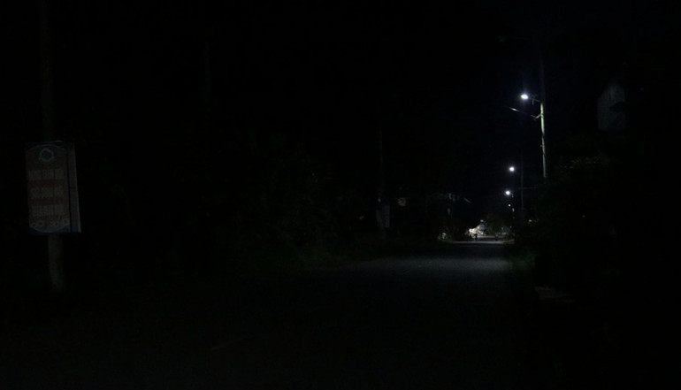 "Bóng tối dưới cột đèn cao áp" , mới đây những cột đèn gần nhà người dân được bà con tự lắp bóng công suất nhỏ để chiếu sáng vào ban đêm. 4.jpg