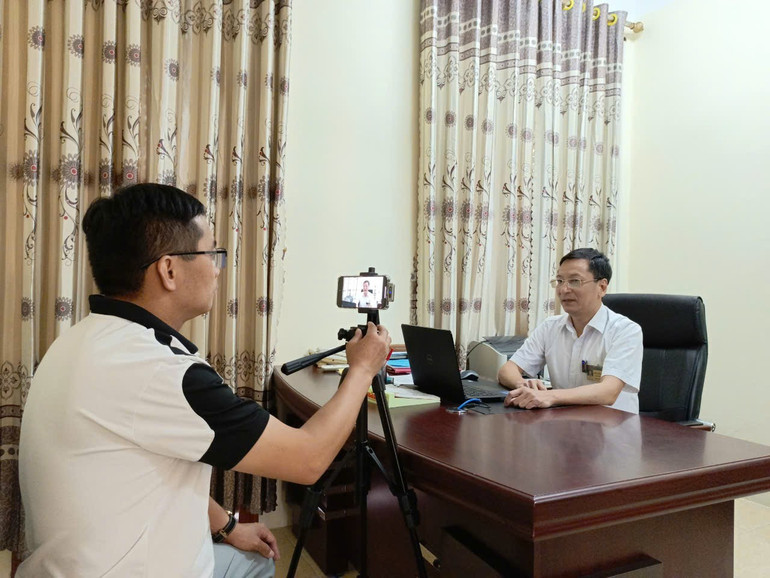 Phóng viên Báo Bắc Kạn trao đổi phỏng vấn với lãnh đạo Sở Lao động - Thương binh và Xã hội về giải quyết sự việc theo ý kiến của cấp có thẩm quyền. z5953660530143-787f421af69f5d3655ae29d637157f9c-6466-5702.jpg