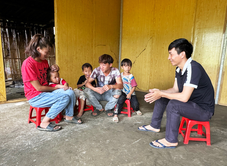 Vợ chồng anh Giàng A Hầu và vợ là chị Lý Thị Lỷ cùng 3 người con trong căn nhà Đại đoàn kết mới được dựng năm 2023. 1-5579.jpg