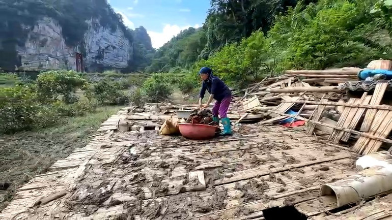 Những lán chòi phục vụ khách du lịch của chị Xuân đã bị nước lũ cuốn trôi phần lớn tài sản. 2.jpg