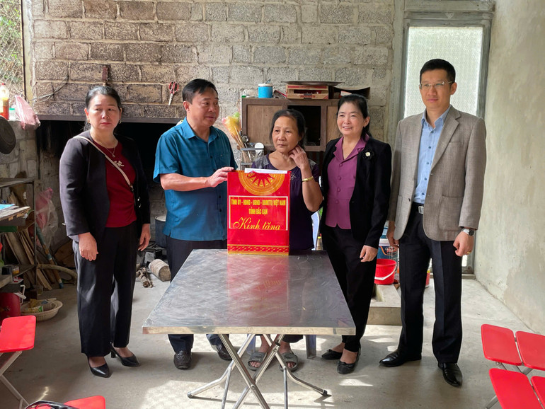 Đoàn đến thăm, tặng quà gia đình anh Đặng Việt Dũng, thôn Pác Liển, xã Nghiên Loan. pac-lien.jpg