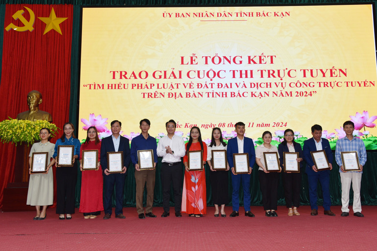 Đại diện Ban Tổ chức cuộc thi trao giải cho các tập thể đạt thành tích cao. 44.jpg