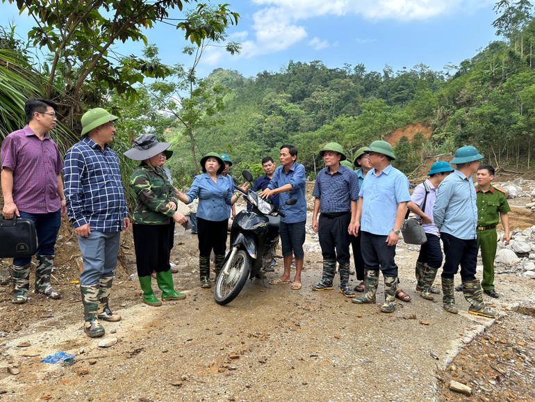 Đoàn công tác đến nắm tình hình thiệt hại và việc khắc phục hậu quả sau lũ ở thôn Phiêng Khăm, xã Yến Dương. 1.jpg