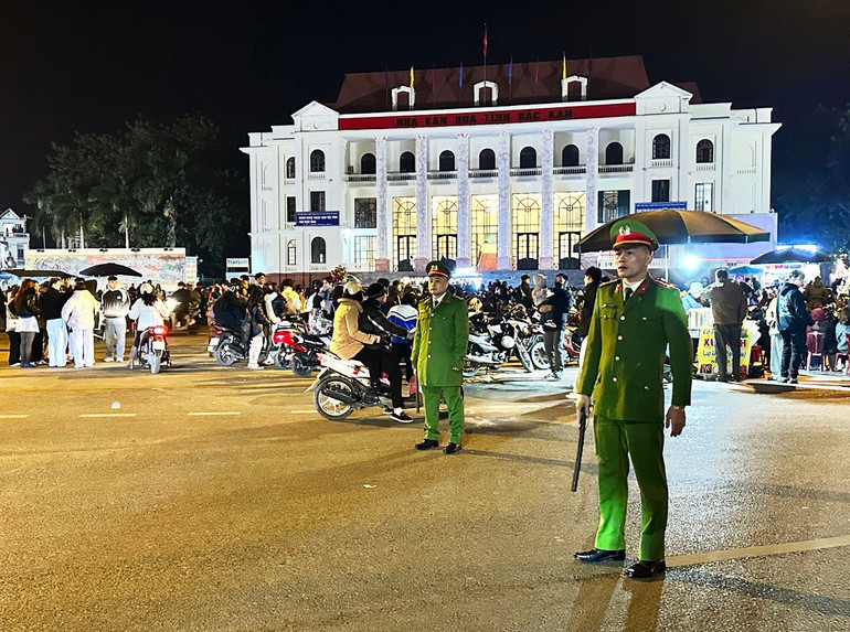 Lực lượng an ninh làm nhiệm vụ trước giờ bắn pháo hoa. 8.jpg