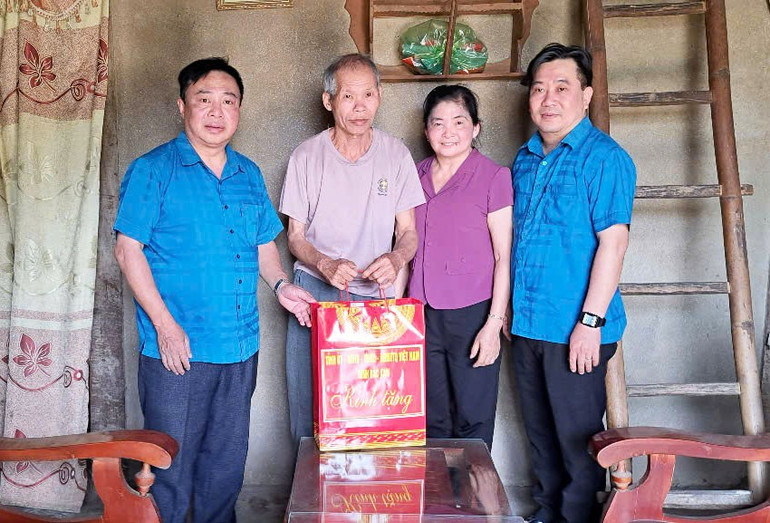 Đoàn đến thăm, tặng quà ông Nông Văn Hóa ở thôn Nà Niểm, xã Khang Ninh. tang-qua-ba-be.jpg
