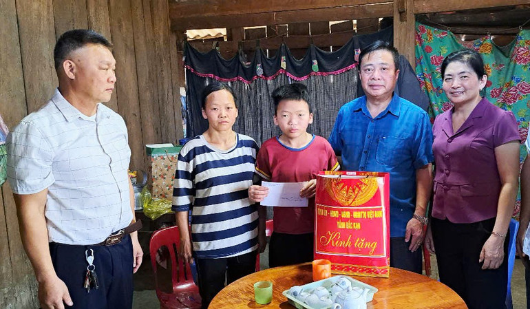 Đoàn đến thăm, tặng quà cháu Triệu Thành Thái, thôn Phiêng Phàng, xã Yến Dương. tang-qua-ba-be-2.jpg