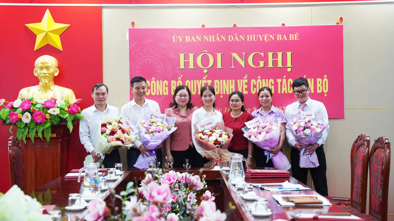 Lãnh đạo UBND huyện tặng hoa chúc mừng các cán bộ được điều động, bổ nhiệm đợt này. 33.jpg
