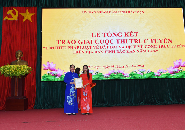 Đồng chí Hoàng Thu Trang, Phó Chủ tịch UBND tỉnh, Trưởng ban Tổ chức Cuộc thi trao giải Nhất cho bà Hoàng Thị Nam, Công chức, UBND thị trấn Yến Lạc (Na Rì). 11.jpg