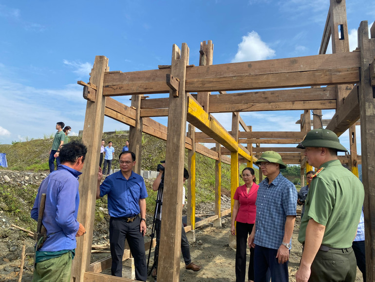 Đoàn công tác đến thăm, động viên người dân đang khắc phục hậu quả do bão số 3 tại thôn Cốc Nghè, xã Cổ Linh. 33.jpg