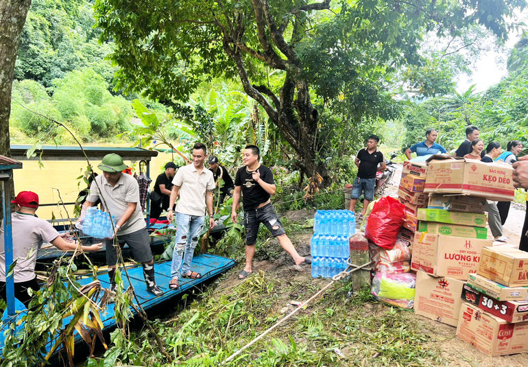 Hàng được tập kết để vận chuyển cho người dân thôn Lủng Quang, xã Quảng Khê. 44.jpg