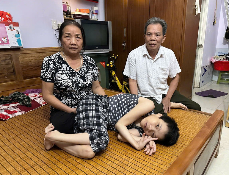 Vợ chồng ông Nguyễn Duy Ruyến, ở tổ 3, phường Phùng Chí Kiên (TP. Bắc Kạn) bên con gái bị dị tật. 11-5620.jpg