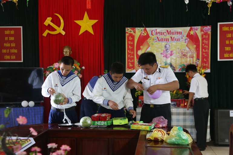 Sau khi nhận hàng Tết từ đoàn công tác, cán bộ, chiến sĩ đã bắt tay vào việc phân loại và tổ chức trang trí phòng đón xuân. img-4975.jpg