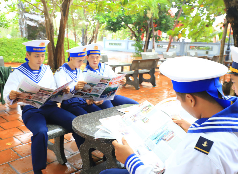 Việc đọc báo ở Trường Sa đã góp phần nâng cao tinh thần đoàn kết, nâng cao nhận thức trong thực hiện nhiệm vụ. 22.jpg