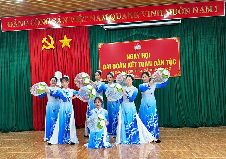 Nhiều tiết mục văn nghệ do người dân thôn Khu Chợ tự dàn dựng và biểu diễn. 222.jpg