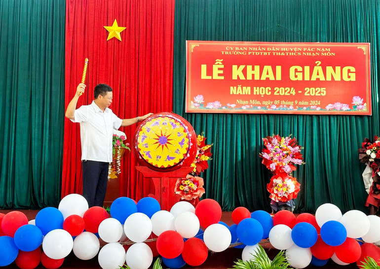 Ông Phạm Duy Hưng, Phó Chủ tịch UBND tỉnh đánh trống khai trường. 2.jpg