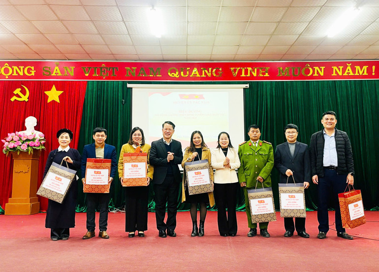 Lãnh đạo Huyện ủy Pác Nặm tặng quà, biểu dương mô hình tuyên giáo điển hình xuất sắc. z6146200852557-94878966a1d8f541feb4ca96c92c513e.jpg
