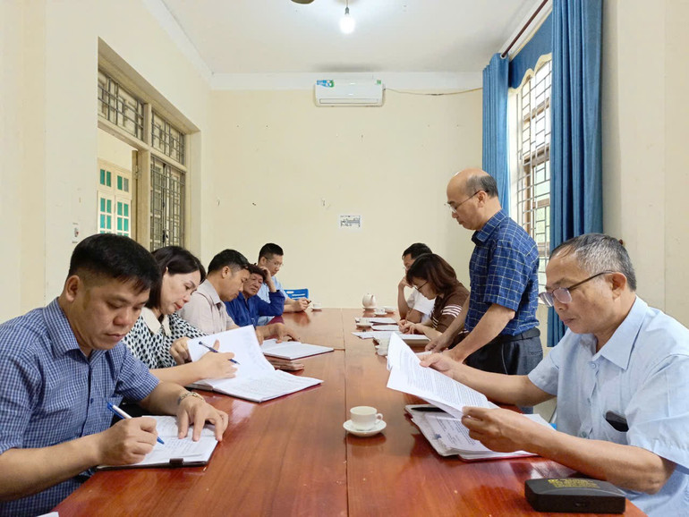 Đoàn công tác của tỉnh do lãnh đạo Sở LĐ-TB&XH làm trưởng đoàn đến tuyên truyền các trường hợp phải điều chỉnh, thu hồi theo quy định tại xã Nhạn Môn (Pác Nặm). 515451-5744-4877.jpg