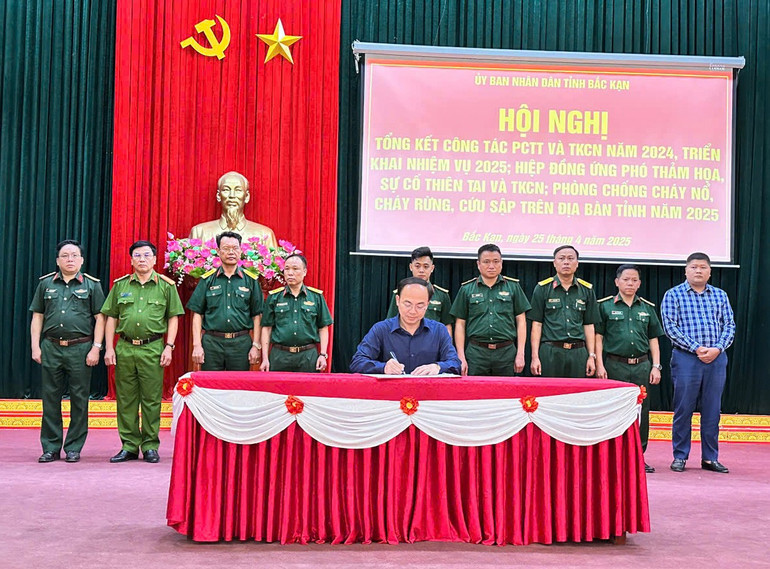 Đồng chí Chủ tịch UBND tỉnh Nguyễn Đăng Bình ký xác nhận biên bản ký kết hiệp đồng ứng phó thảm họa sự cố thiên tai và tìm kiếm cứu nạn, phòng chống cháy nổ, cháy rừng, cứu sập trên địa bàn tỉnh năm 2025 giữa các đơn vị. 8.jpg