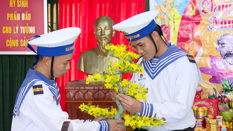 Những cây mai vàng được cán bộ, chiến sĩ tự tay làm bằng các vật liệu có trên đảo. 457-9837mxf-snapshot-0008560.jpg