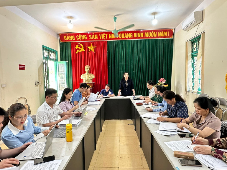 Đoàn công tác đến giám sát việc thực hiện các nội dung Chương trình MTQG tại xã Mỹ Phương (Ba Bể). 2.jpg
