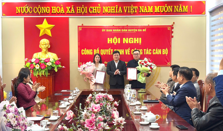 Lãnh đạo UBND huyện Ba Bể chúc mừng các đồng chí được điều động và bổ nhiệm trên cương vị mới. 2.jpg