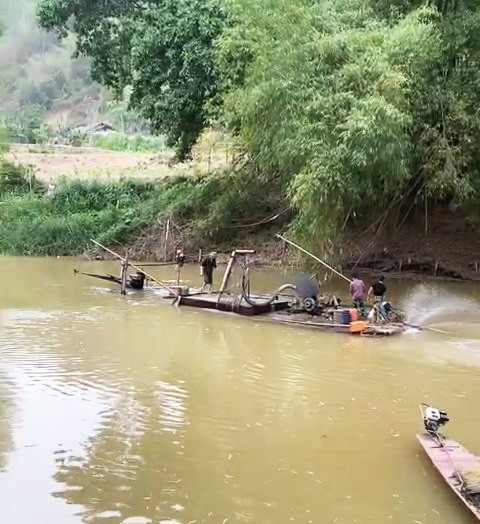 ការបូមខ្សាច់នៅទីតាំងជាច្រើននៅតាមដងទន្លេណាង។ 6589771200383mp4-snapshot-0001832.jpg