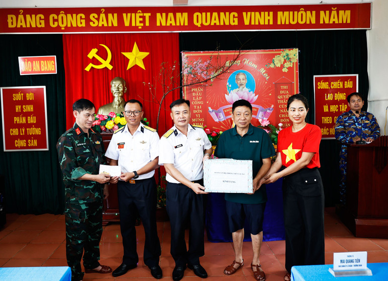 Đoàn công tác tặng quà, chúc Tết cán bộ, chiến sĩ đảo An Bang. 9.jpg