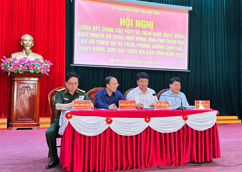 Các đồng chí chủ trì thảo luận tại hội nghị. 6.jpg