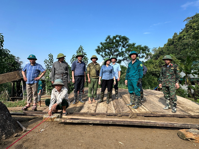 Đoàn công tác đến thăm và động viên các lực lượng đang hỗ trợ người dân khắc phục nhà ở tạm tại thôn Phiêng Khăm. 8.jpg