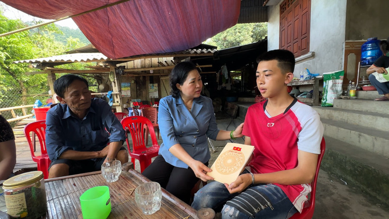 Thay mặt đoàn công tác của tỉnh, đồng chí Phương Thị Thanh, Phó Bí thư Thường trực Tỉnh ủy, Chủ tịch HĐND tỉnh trao quà, động viên cháu Lý Triệu Đình Nam. 7.jpg