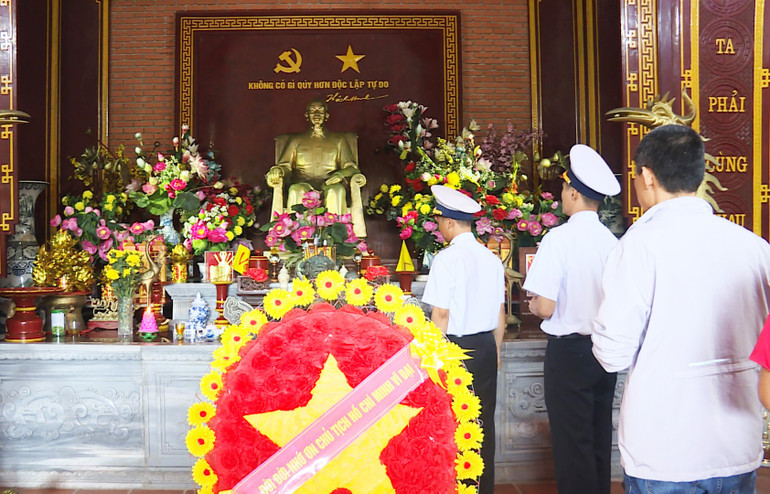 Đoàn công tác dâng hoa, dâng hương tưởng niệm Chủ tịch Hồ Chí Minh tại đảo Trường Sa. dang-huong.jpg