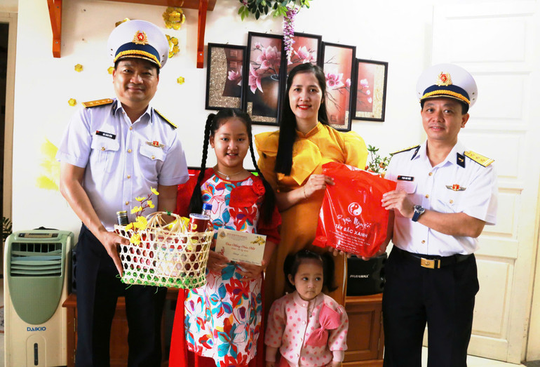 Thăm hộ gia đình có chồng đang công tác tại quần đảo Trường Sa. thu-truong-btl-vung-tang-qua-cho-gia-dinh-co-chong-dang-cong-tac-tren-quan-dao-truong-sa-1.jpg