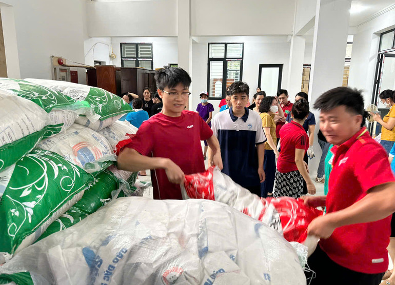 Nhiều thanh niên ở thành phố Bắc Kạn đã chủ động đến hỗ trợ bốc dỡ hàng hóa từ xe tải xuống xếp gọn bên trong trụ sở Ủy ban MTTQ Việt Nam tỉnh Bắc Kạn. 11.jpg