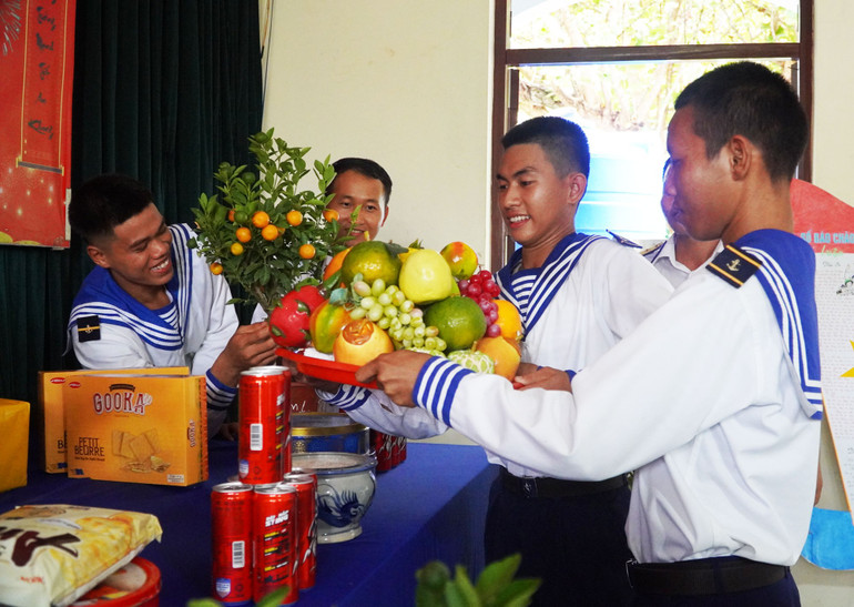 Những người lính đảo phấn khởi cùng trang trí phòng đón xuân, đón khoảnh khắc giao thừa. dsc04259.jpg