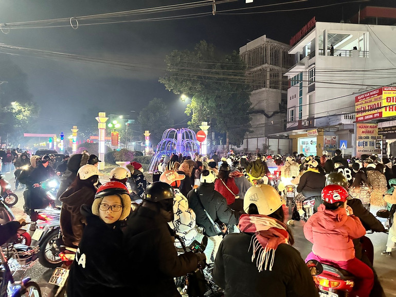 Kết thúc màn bắn pháo hoa, dòng người trở về với gia đình trong niềm vui, phấn khởi. 11.jpg