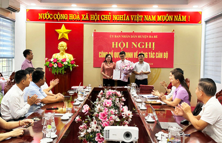 Tặng hoa chúc mừng tân Phó Giám đốc Ban Quản lý dự án đầu tư xây dựng huyện Ba Bể. 11.jpg