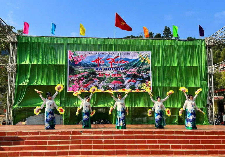 Văn nghệ chào mừng trước giờ khai hội. 7.jpg