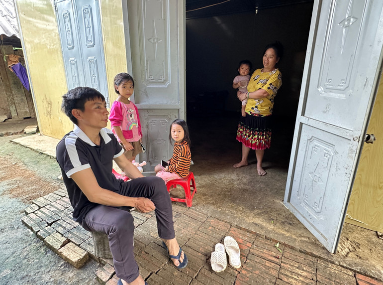 Hiện nay con gái của anh Hầu Văn Bình đang được bà nội chăm sóc, hai vợ chồng Bình đi làm cho một công ty ở ngoài tỉnh. 4-4201.jpg
