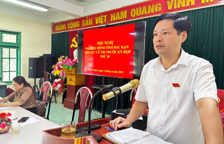 Đại biểu Cao Minh Hải, Phó Giám đốc Sở Khoa học và Công nghệ tỉnh Bắc Kạn tiếp thu ý kiến, kiến nghị của cử tri tại buổi tiếp xúc. 5.jpg