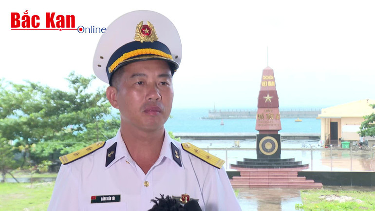 Trung tá Đặng Văn Tài, Chính trị viên đảo Đá Tây trao đổi với phóng viên về việc tổ chức các hoạt động dịp Tết trên đảo. dang-van-tai-chuan.jpg