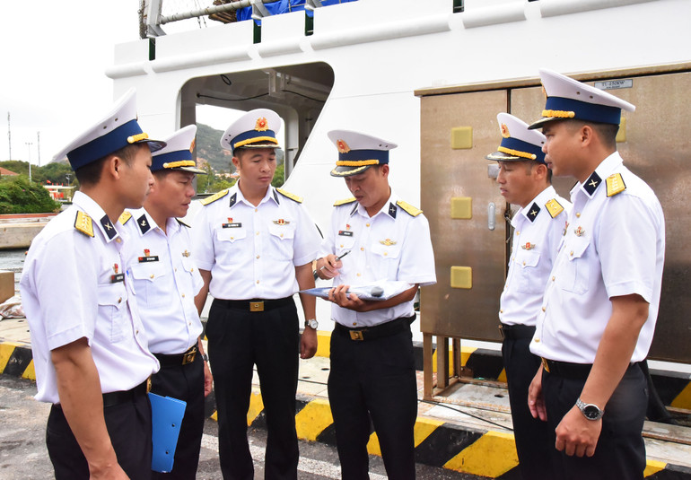 Lãnh đạo các đơn vị hiệp đồng, thống nhất các nội dung trước khi rời cảng Cam Ranh (Khánh Hòa). nik-5752.jpg