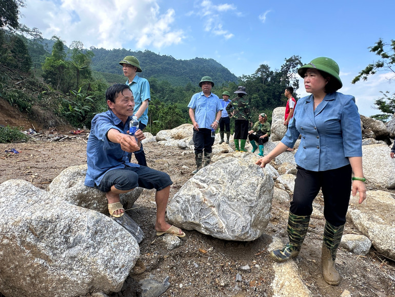 Lãnh đạo thôn Phiêng Khăm kể lại thời điểm xảy ra lũ ống đổ xuống Phiêng Khăm. 6.jpg