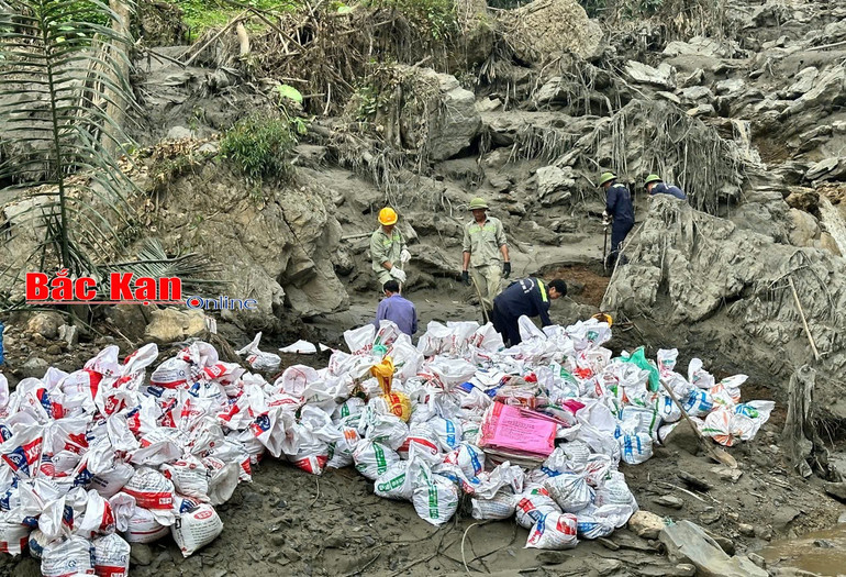 Việc khắc phục sự cố bùn thải tràn ra môi trường vẫn đang được các công nhân nỗ lực thực hiện. 55.jpg