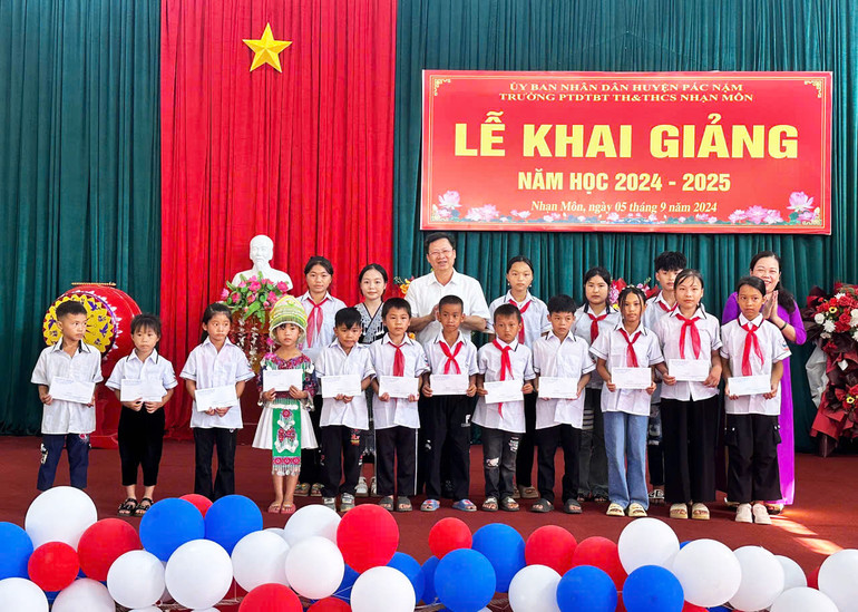 Đoàn công tác của tỉnh trao học bổng động viên các em học sinh nỗ lực vượt khó trong học tập. 3.jpg