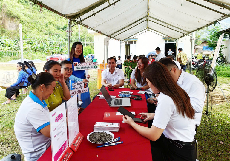 Người dân đến tham dự Ngày hội chuyển đổi số được cán bộ chuyên môn hỗ trợ cài đặt các phần mềm tiện ích. 33-869-5869.jpg