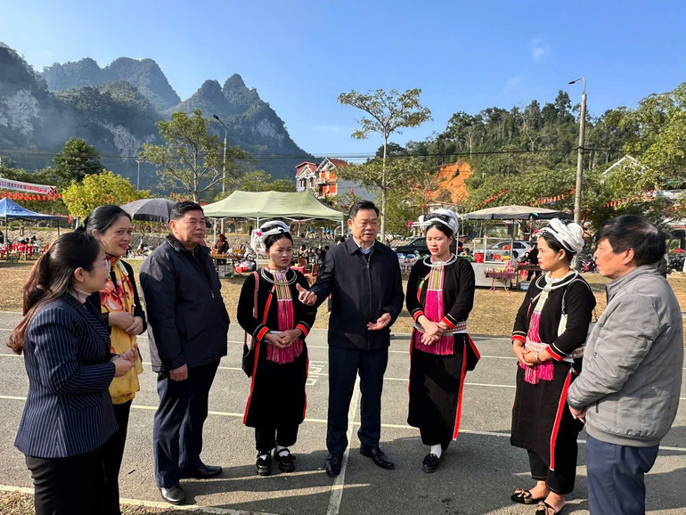 Đồng chí Bí thư Tỉnh ủy Hoàng Duy Chinh thăm hỏi đời sống của đồng bào dân tộc Sán Chỉ đến dự hội xuân. 8.jpg