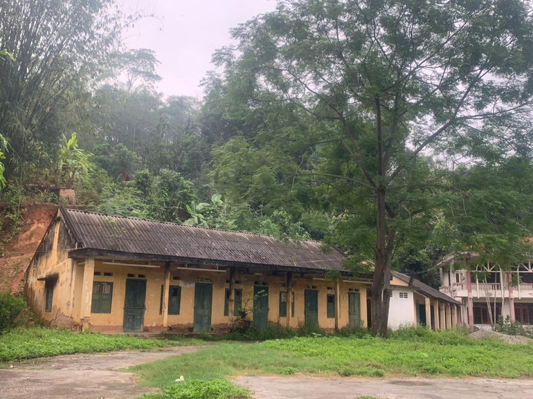 Nhà làm việc, nhà công vụ của huyện Ba Bể cũng trong tình trạng bỏ hoang nhiều năm nay. z5434834611423_023f13db3ed06252ebb7d19e8ead78a2.jpg