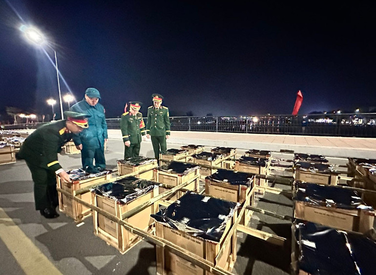 Lực lượng chức năng kiểm tra an toàn trước giờ bắn pháo hoa đón chào năm mới Ất Tỵ tại Thành phố Bắc Kạn. 3.jpg