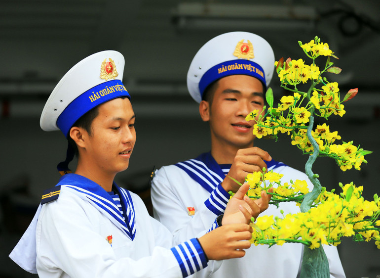 Các chiến sĩ cùng nhau "thiết kế" những cây mai vàng thật đẹp. img-6710.jpg